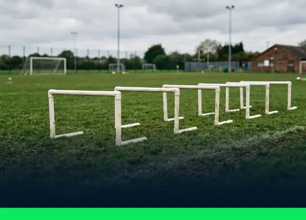 Haies basses lors d'un exercice de pliométrie football pour améliorer son explosivité